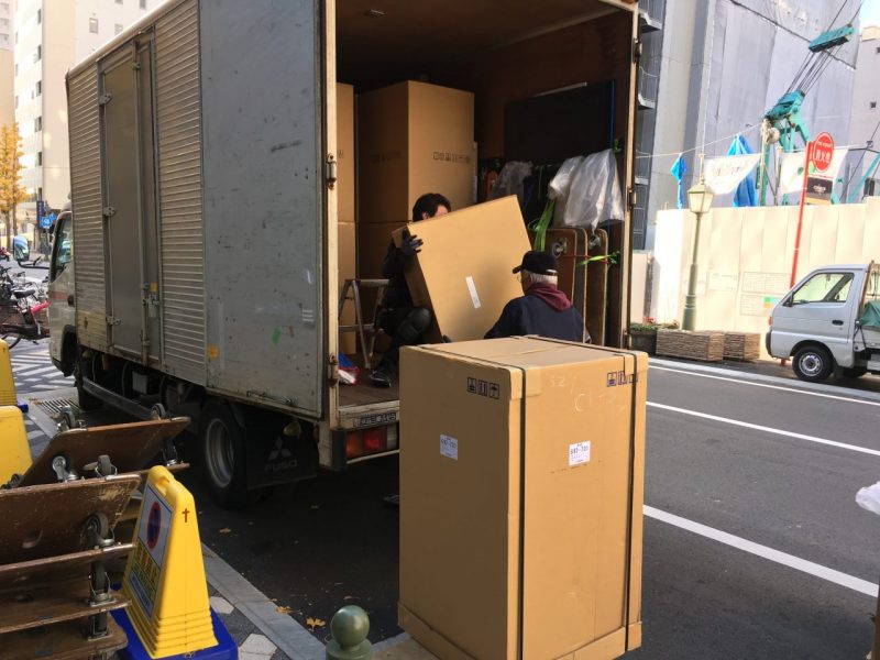 新規家具搬入風景