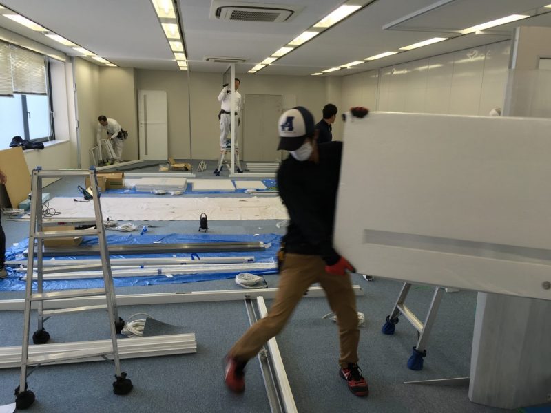 間仕切り部材搬入