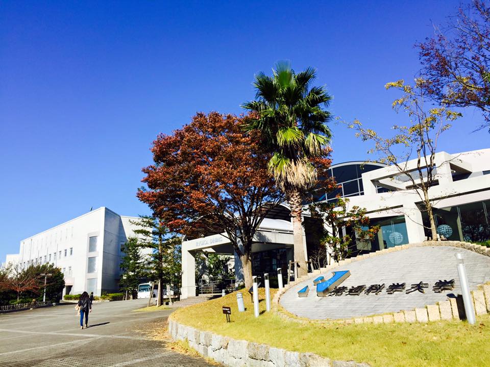 神戸流通科学大学にて
