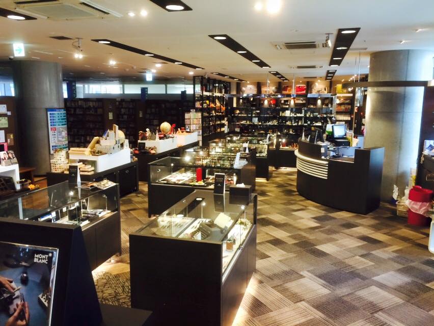 梅田茶屋町店、朝の優しい光