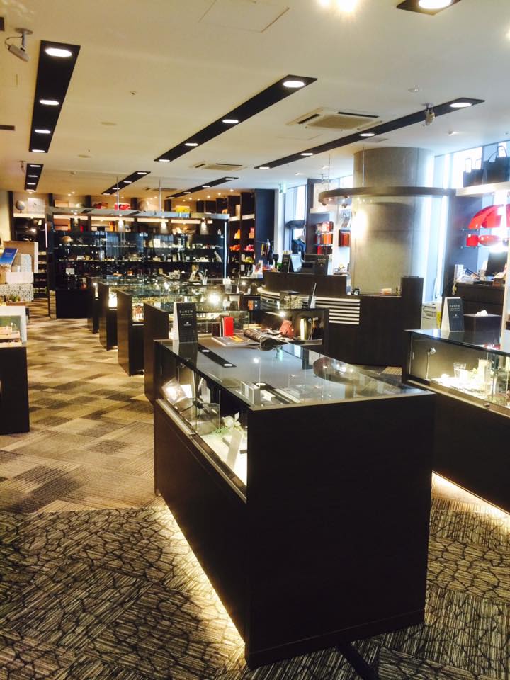 梅田茶屋町店、朝の優しい光
