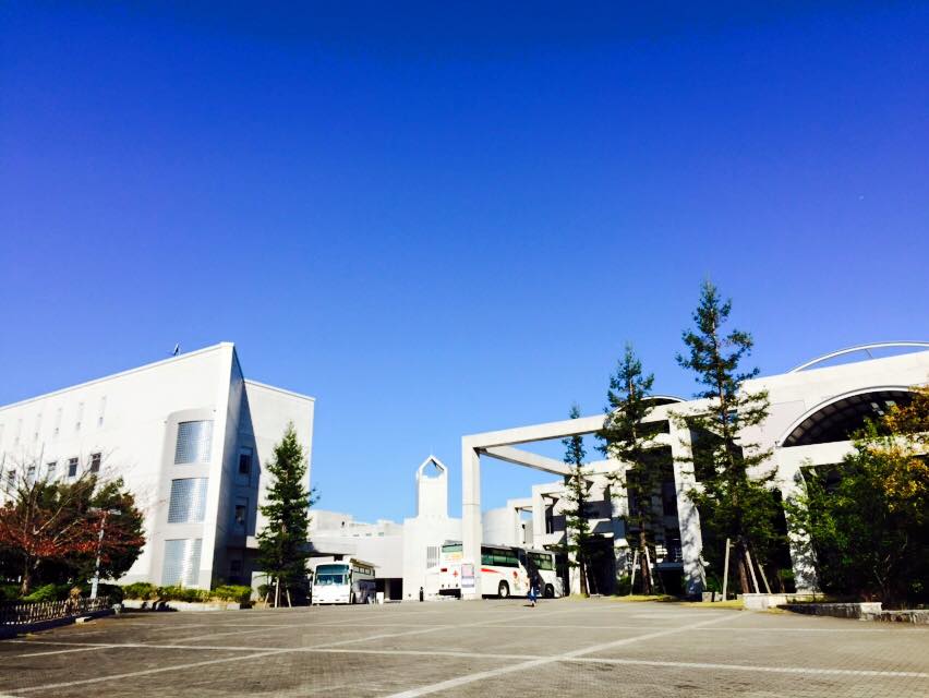 神戸流通科学大学にて