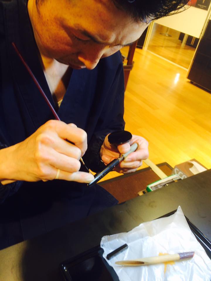 蒔絵師 川口倫史氏による蒔絵実演中