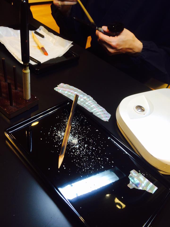 蒔絵師 川口倫史氏による蒔絵実演中