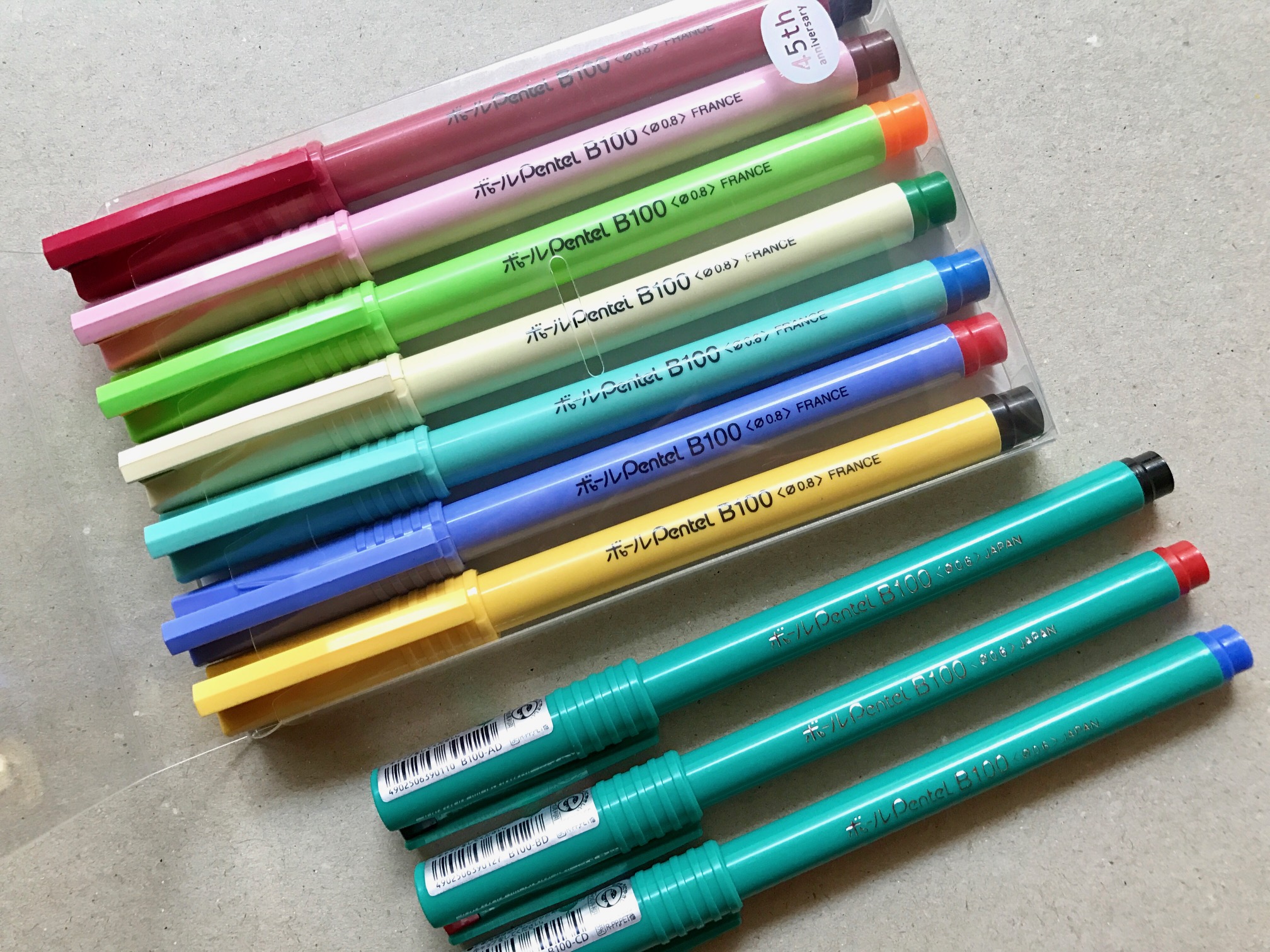 小日向京のひねもす文房具｜第九十九回「ぺんてる ボール Pentel 45周年限定7色セット」