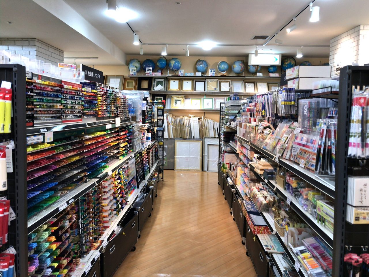 小日向京のひねもす文房具｜第百十六回「本店画材売場・arts & crafts WHITE BRICKS」