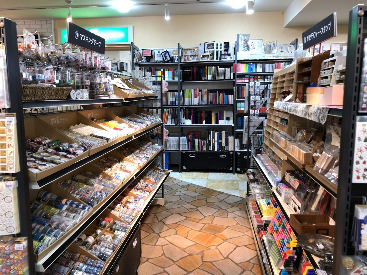 小日向京のひねもす文房具｜第百十六回「本店画材売場・arts & crafts WHITE BRICKS」
