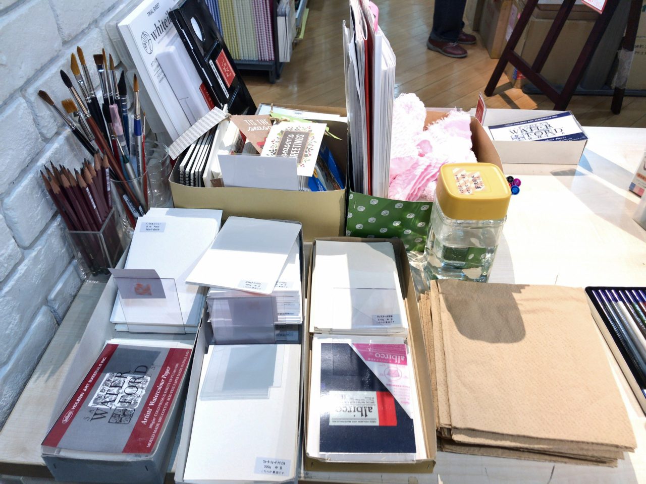 小日向京のひねもす文房具｜第百十六回「本店画材売場・arts & crafts WHITE BRICKS」