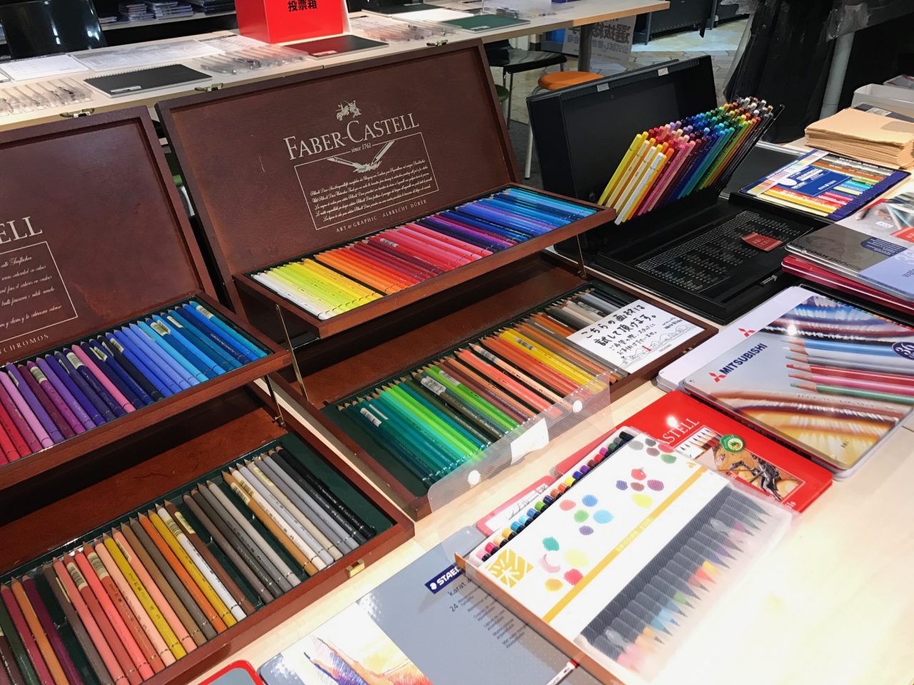 小日向京のひねもす文房具｜第百十六回「本店画材売場・arts & crafts WHITE BRICKS」