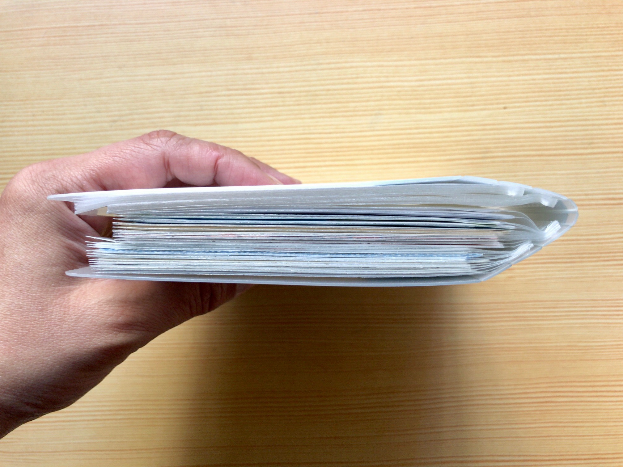 小日向京のひねもす文房具｜第百二十六回「コクヨ ノビータ ポストカードホルダー」