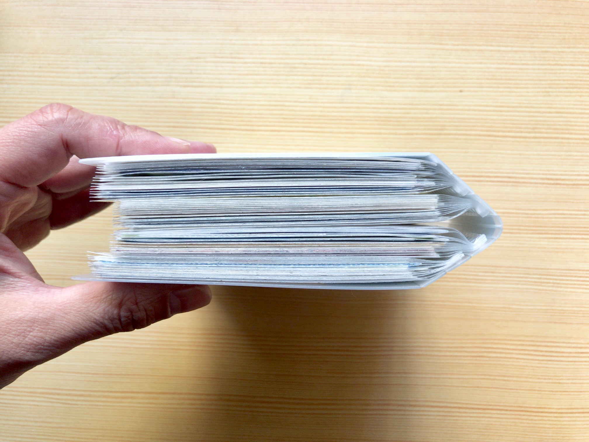 小日向京のひねもす文房具｜第百二十六回「コクヨ ノビータ ポストカードホルダー」