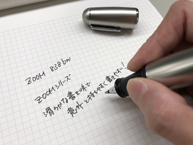 意外と持ちやすく、書きやすい！デザイン重視と思いきや機能性に優れたボールペン！！