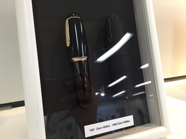 意外と持ちやすく、書きやすい！デザイン重視と思いきや機能性に優れたボールペン！！