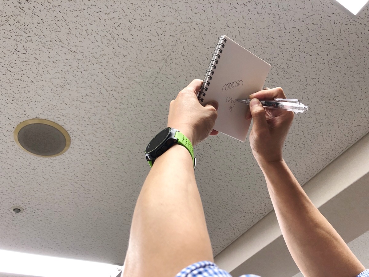 エアプレスは『速書き』や『上向き筆記』『湿った紙への筆記』など機能充実のノック式加圧油性ボールペンです。