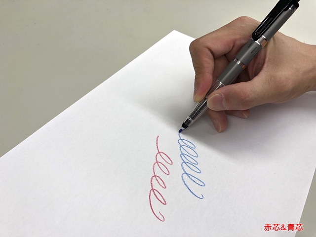 ぺんてる　マルチ8は、1本の中に8種類の芯（鉛筆芯、カラー芯）が内蔵された超多機能ペン。