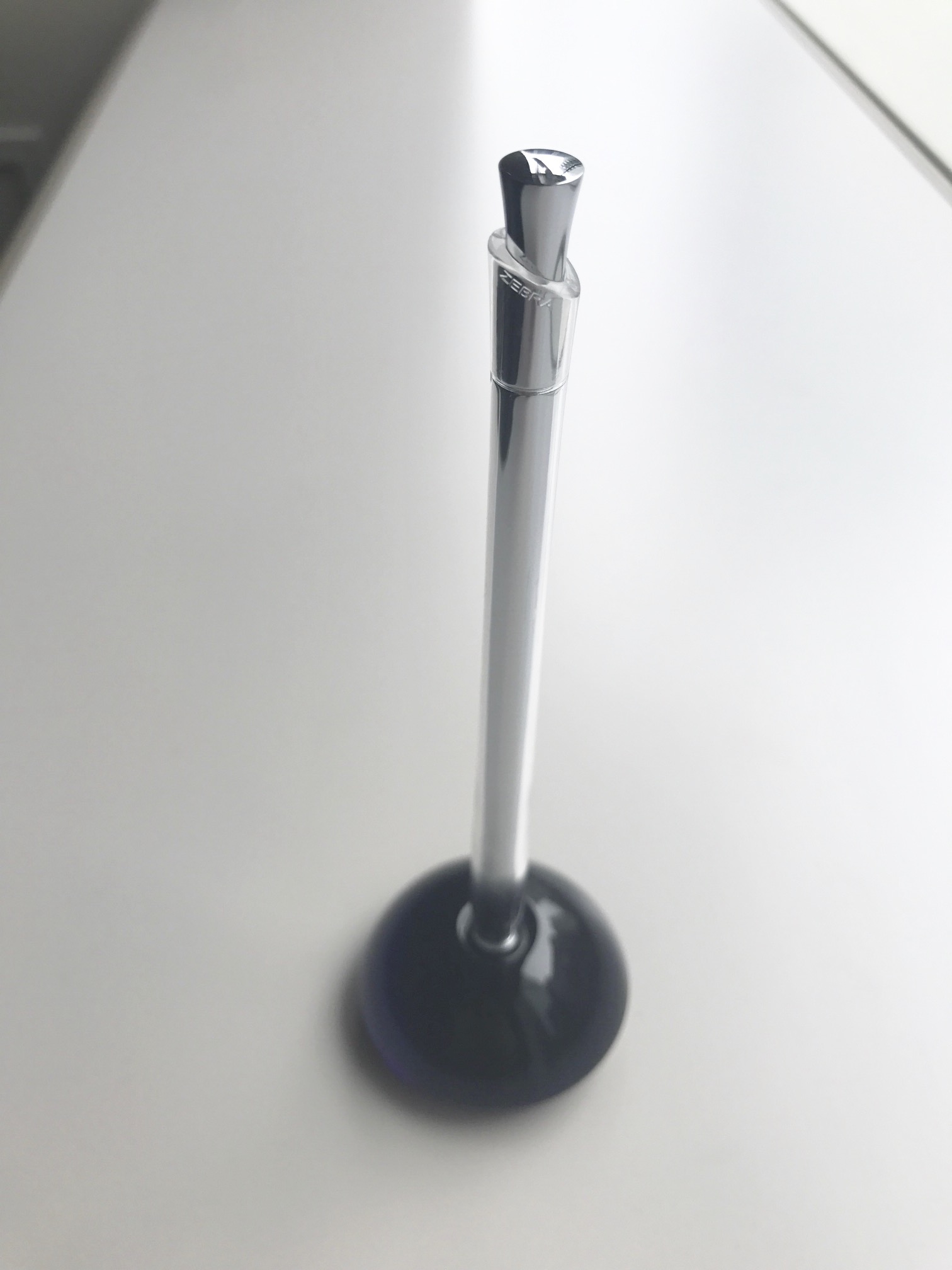小日向京のひねもす文房具｜第百三十八回「ゼブラ flos（フロス） デスクペン」