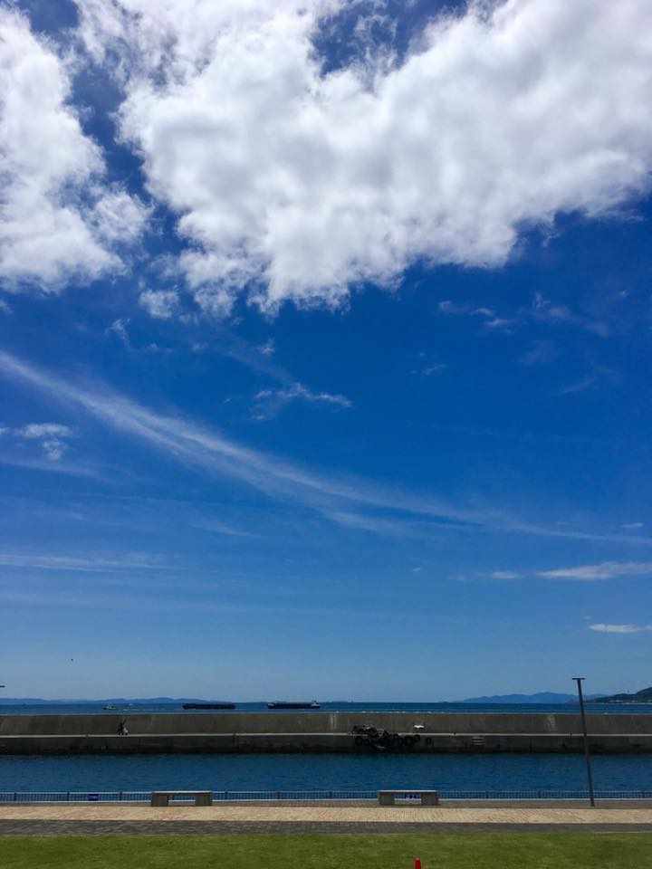 快晴の神戸舞子海岸にて