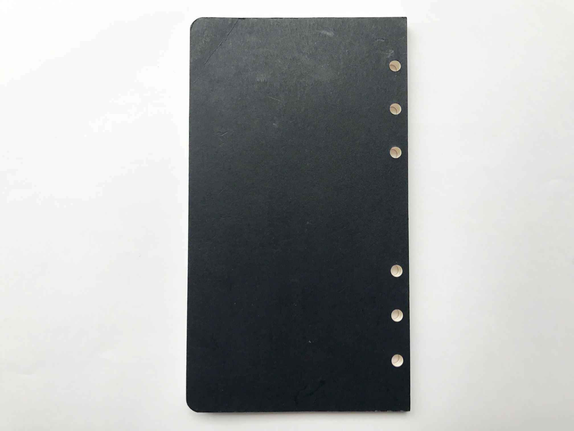 小日向京のひねもす文房具｜第百四十二回「デザインフィル PLOTTER（プロッター）リフィルメモパッド 6ミリ罫線 バイブルサイズ」