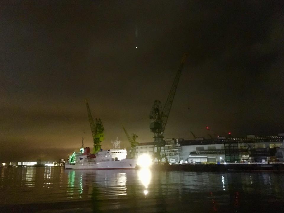 雨の夜、神戸煉瓦倉庫にて
