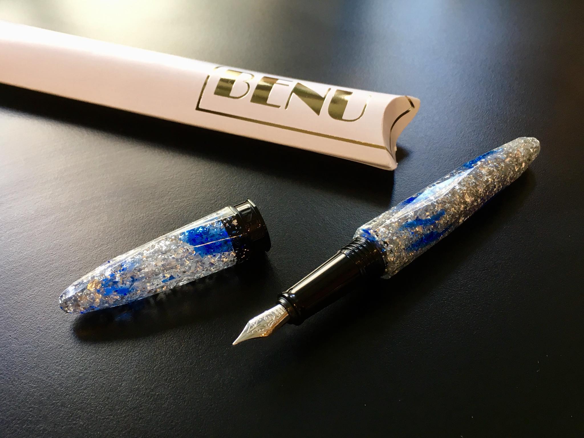 華やかな香りを感じる万年筆